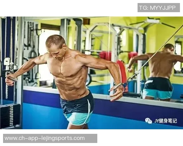 提升胸部肌肉线条的反向哑铃飞鸟训练技巧与注意事项分享